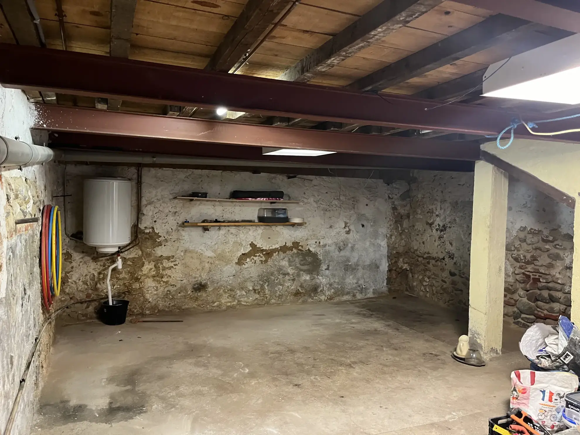 Maison de village à Banyuls-dels-Aspres avec garage - 3 pièces à rafraîchir 