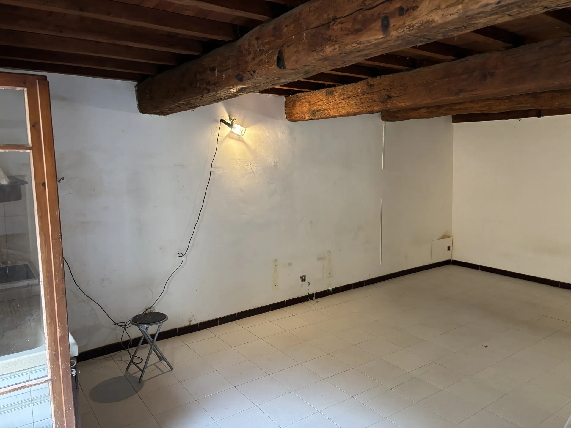 Maison de village à Banyuls-dels-Aspres avec garage - 3 pièces à rafraîchir 