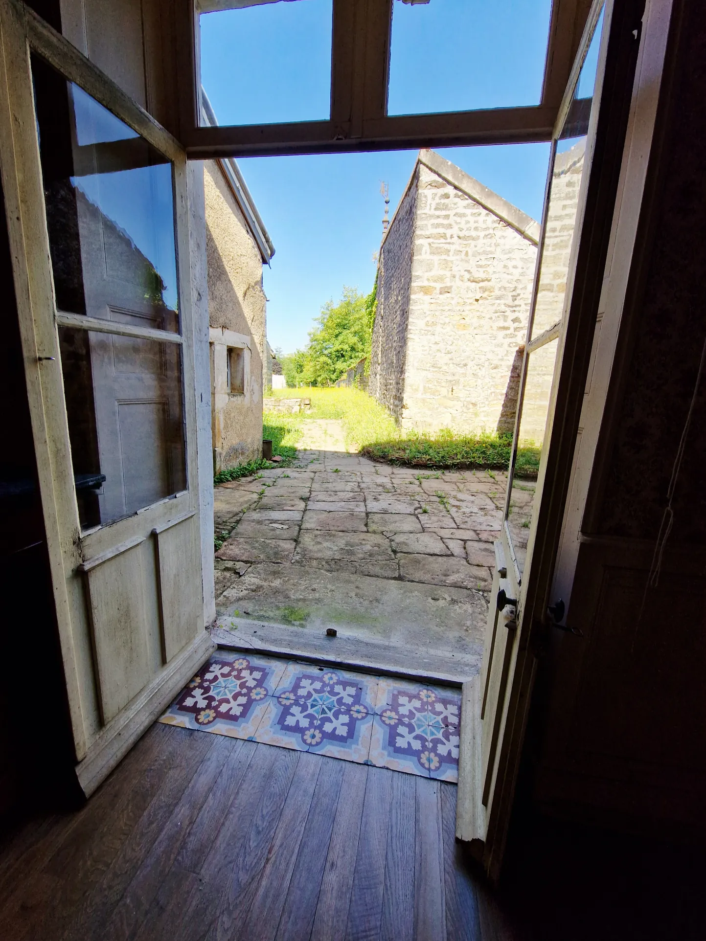 Authentique maison du 18ème siècle avec jardin et charme historique dans le Grand Est 