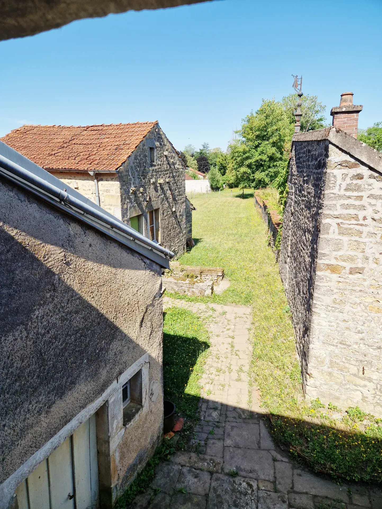 Authentique maison du 18ème siècle avec jardin et charme historique dans le Grand Est 