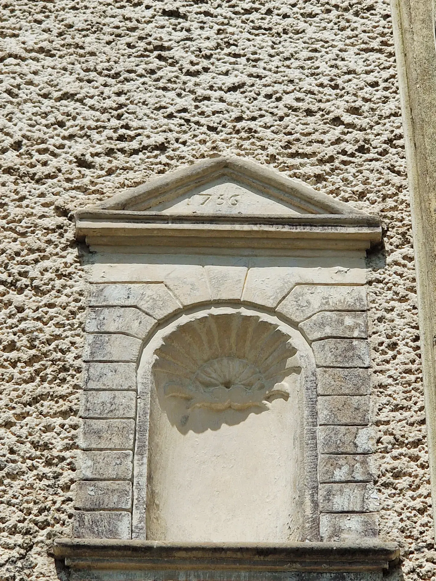Authentique maison du 18ème siècle avec jardin et charme historique dans le Grand Est 