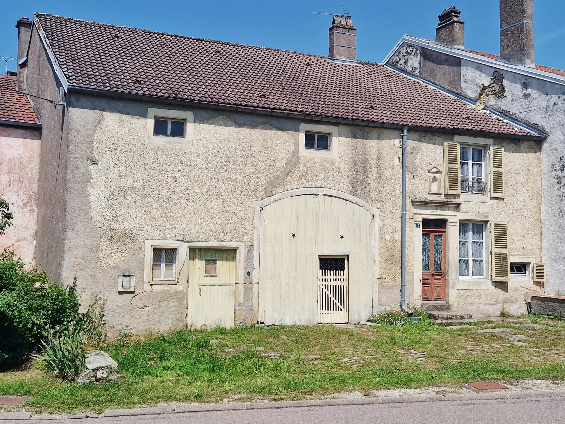 Authentique maison du 18ème siècle avec jardin et charme historique dans le Grand Est 