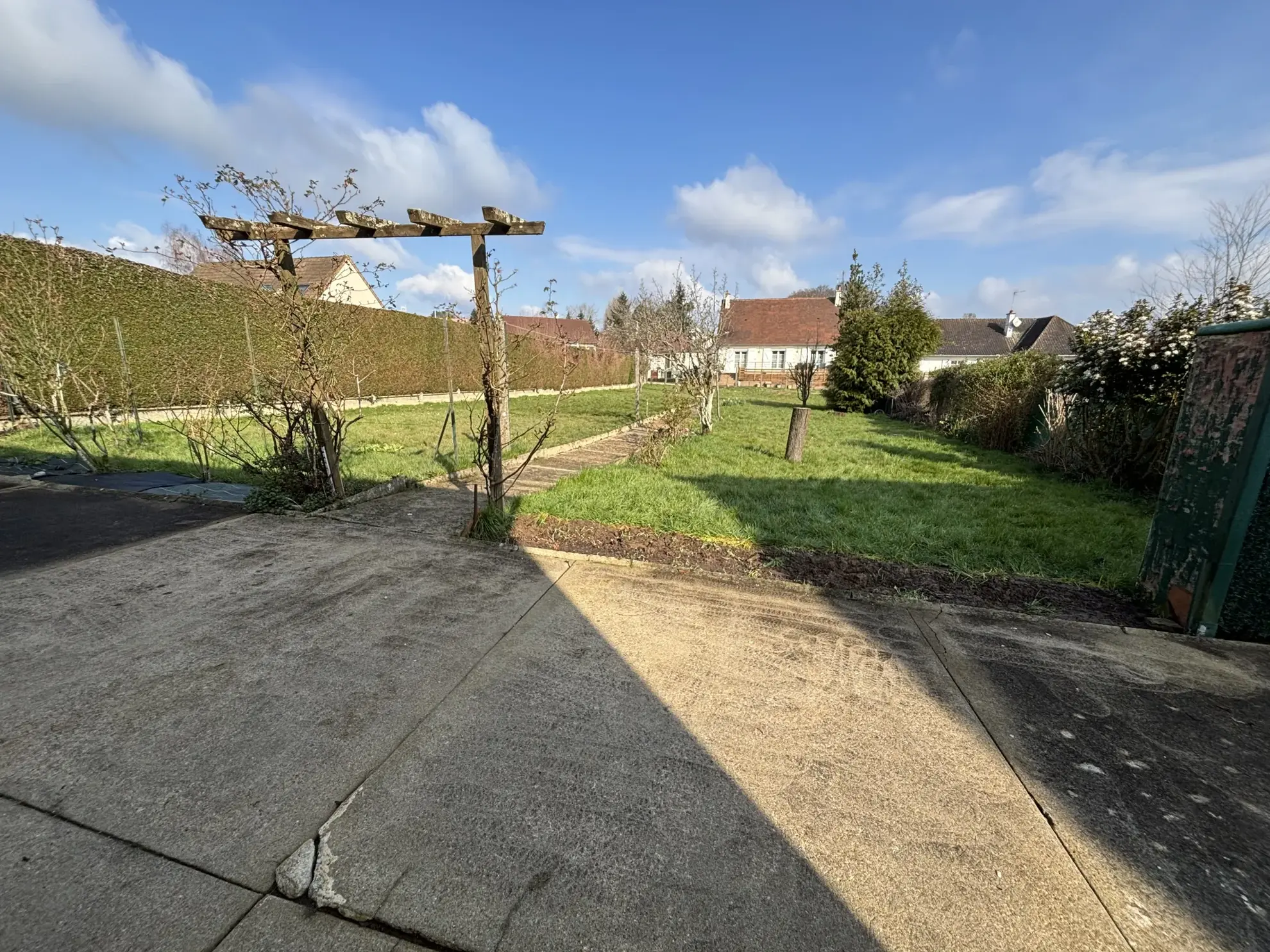 Maison indépendante à La Chapelle Saint Aubin avec grand terrain et potentiel d'extension 