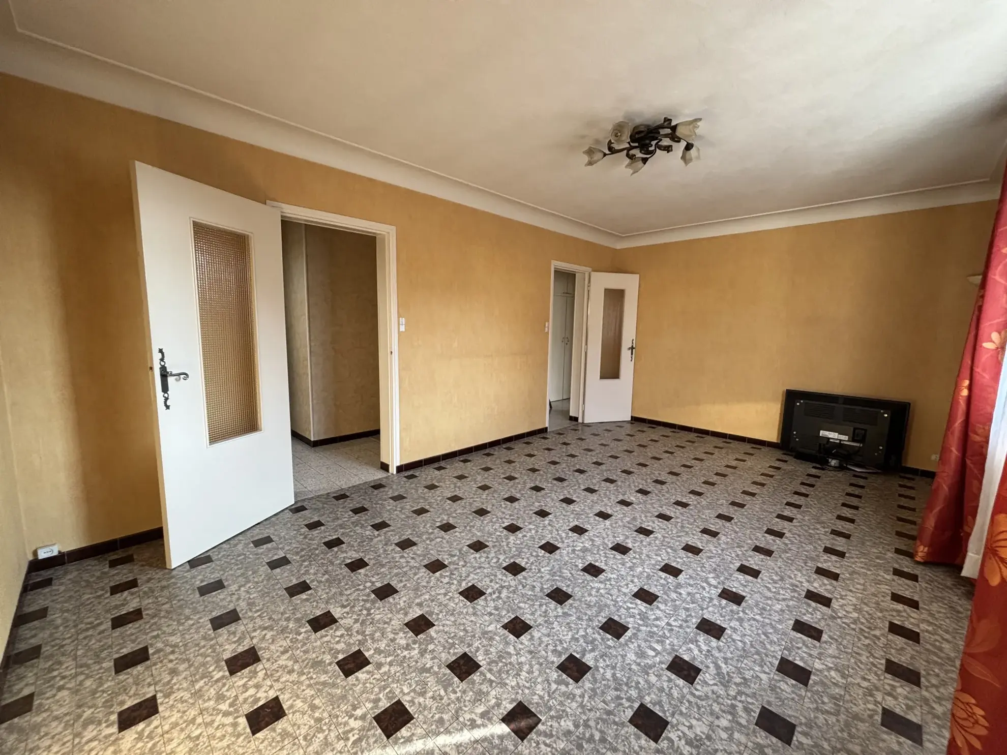 Maison indépendante à La Chapelle Saint Aubin avec grand terrain et potentiel d'extension 