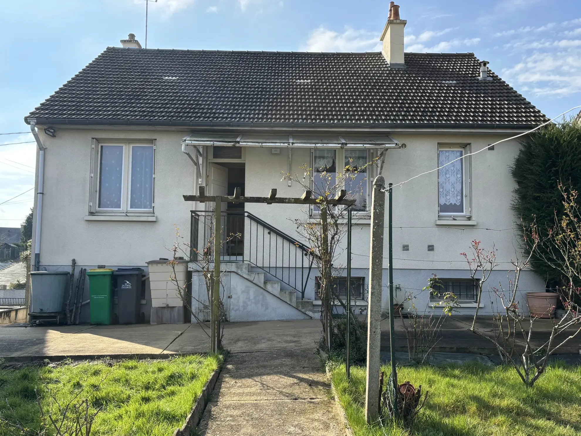 Maison indépendante à La Chapelle Saint Aubin avec grand terrain et potentiel d'extension 