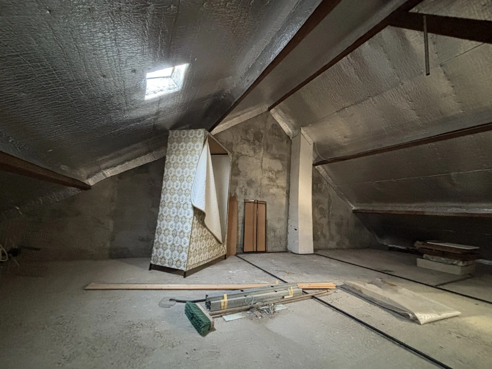 Maison indépendante à La Chapelle Saint Aubin avec grand terrain et potentiel d'extension 