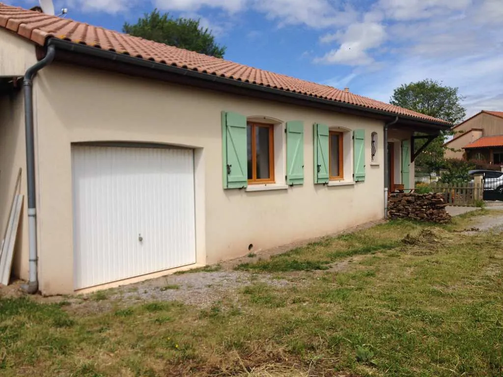 À vendre maison de plain-pied avec jardin et garage à Saint Victor et Melvieu 
