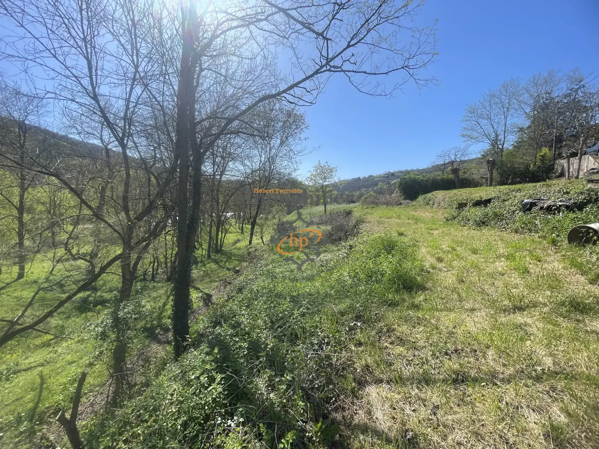 Maison de campagne à Broquiès avec terrain et vue sur la rivière 