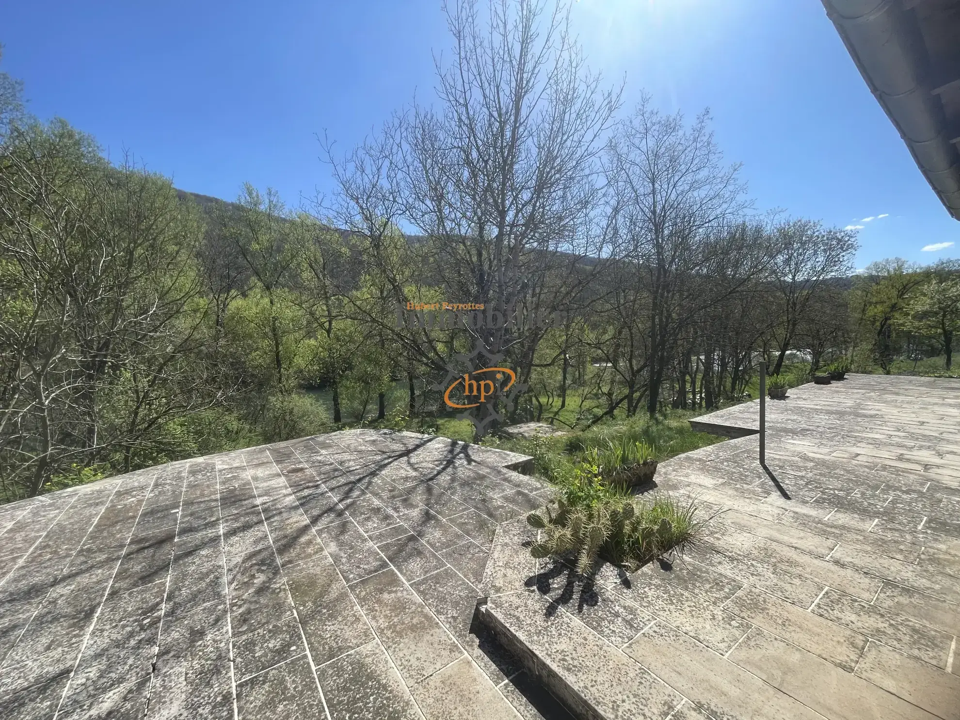 Maison de campagne à Broquiès avec terrain et vue sur la rivière 