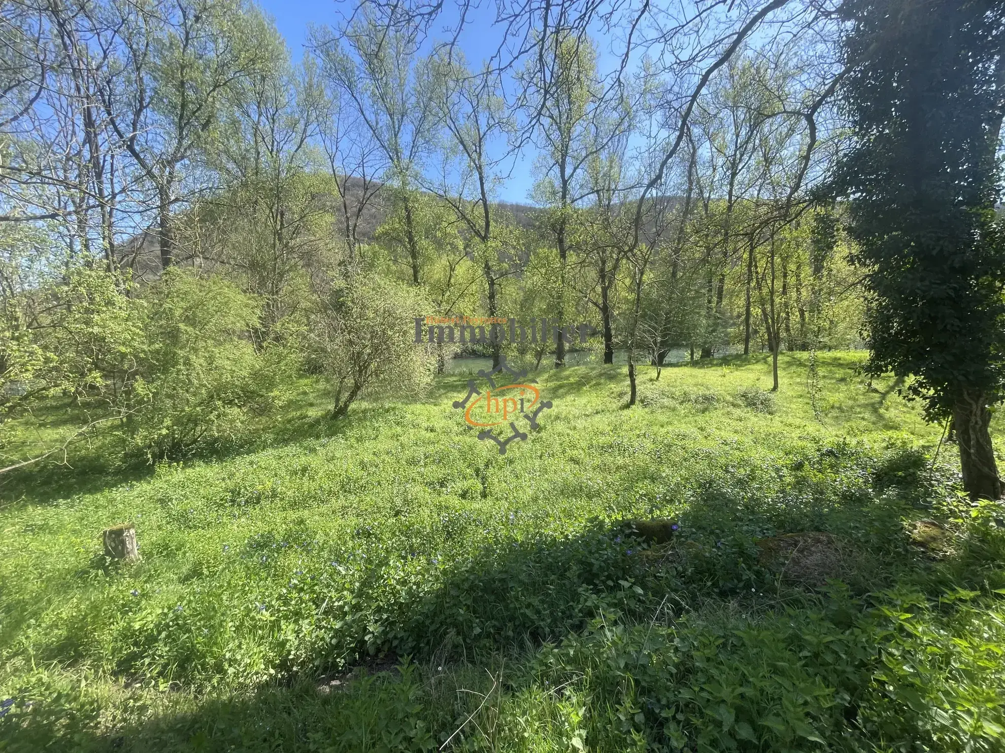 Maison de campagne à Broquiès avec terrain et vue sur la rivière 