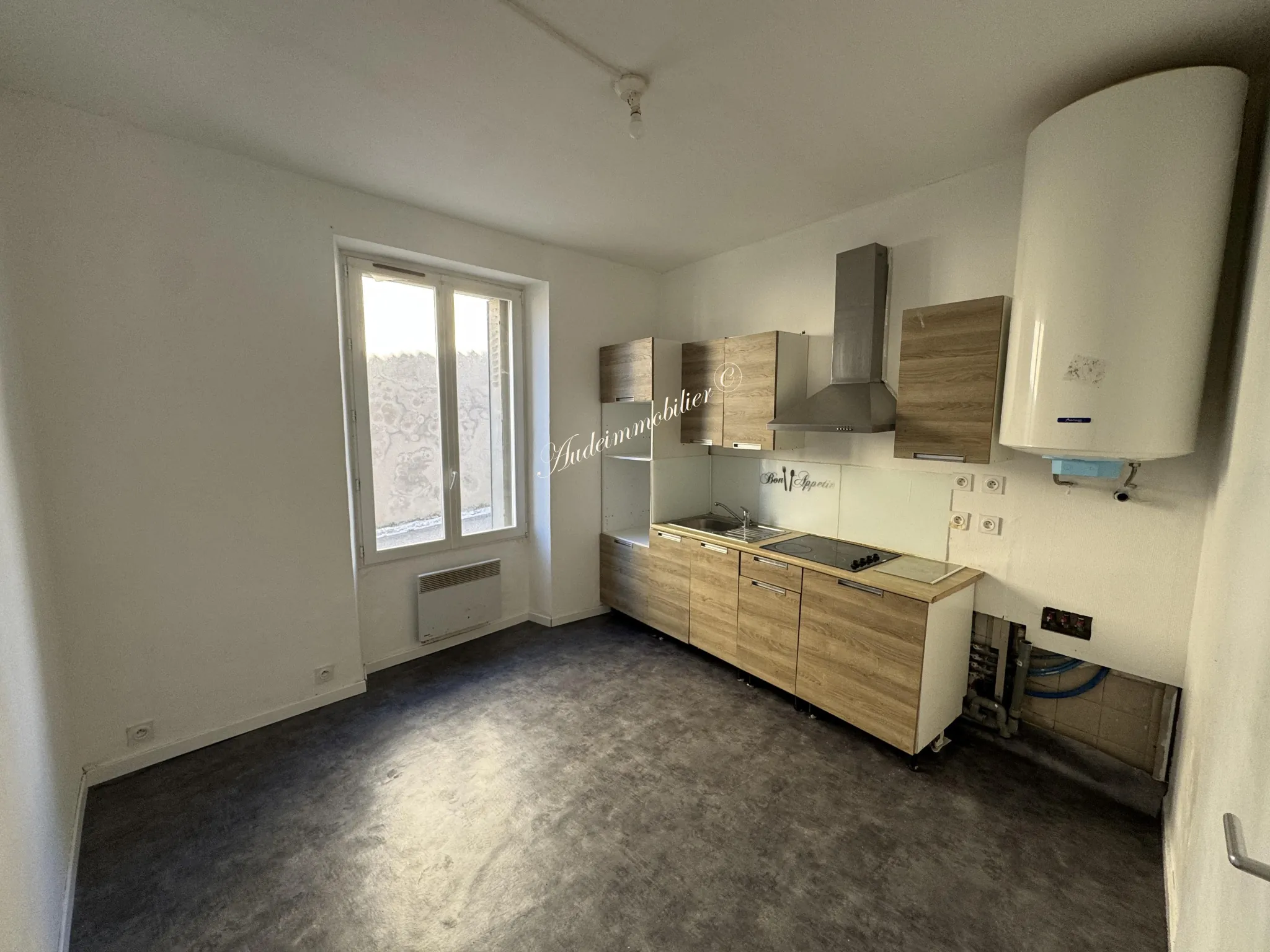 Immeuble de 3 appartements avec jardin et dépendances à Malvies, proche Limoux 