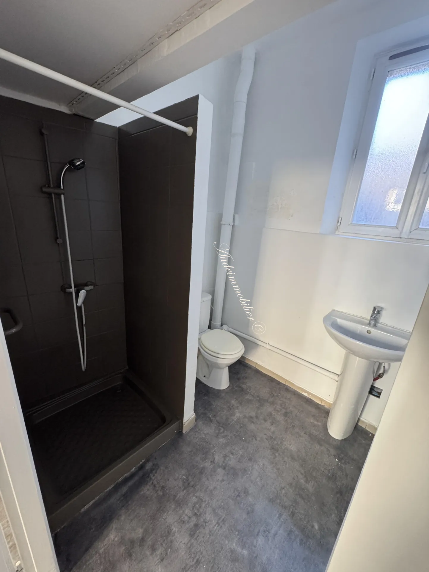 Immeuble de 3 appartements avec jardin et dépendances à Malvies, proche Limoux 