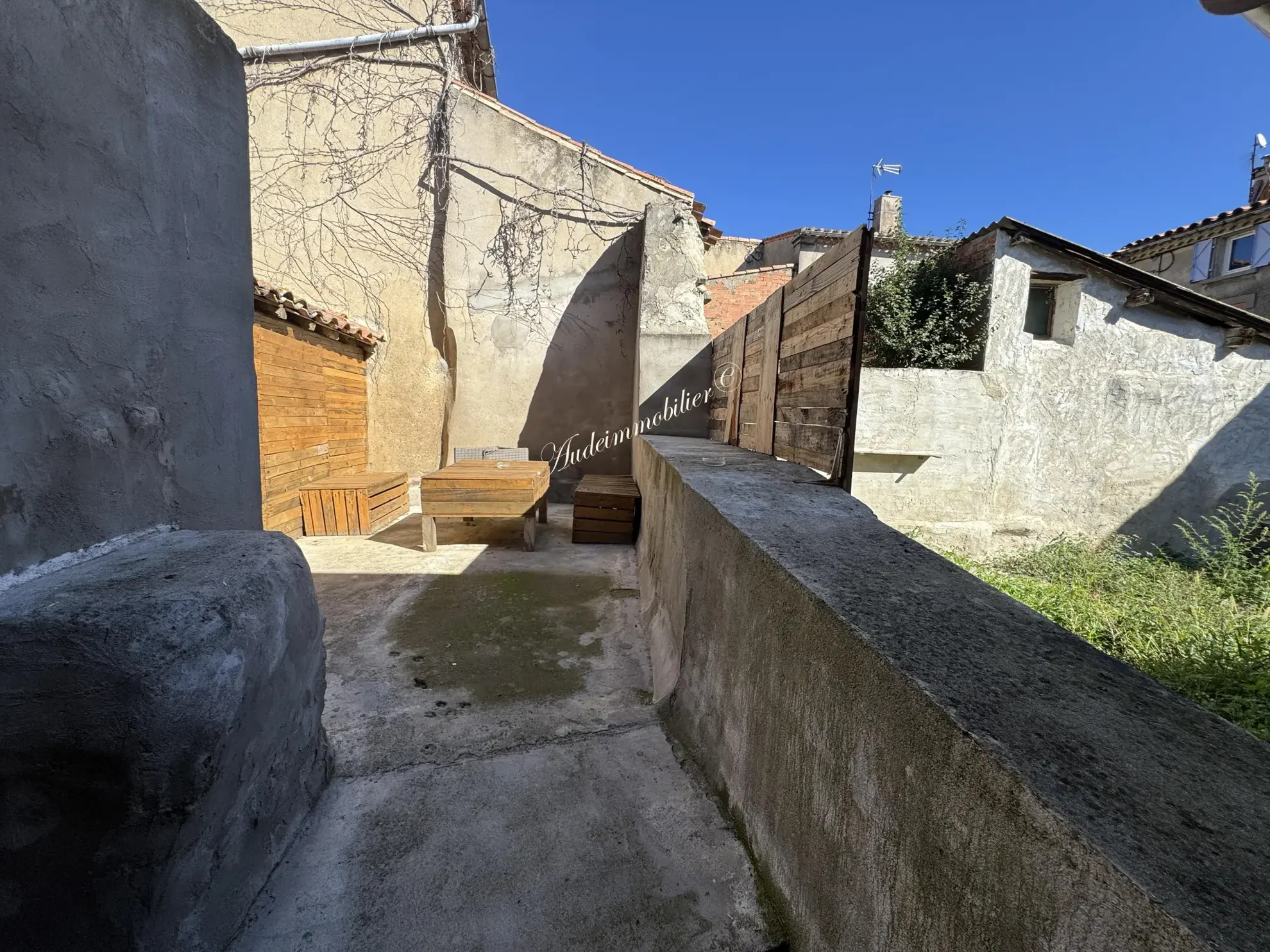 Immeuble de 3 appartements avec jardin et dépendances à Malvies, proche Limoux 