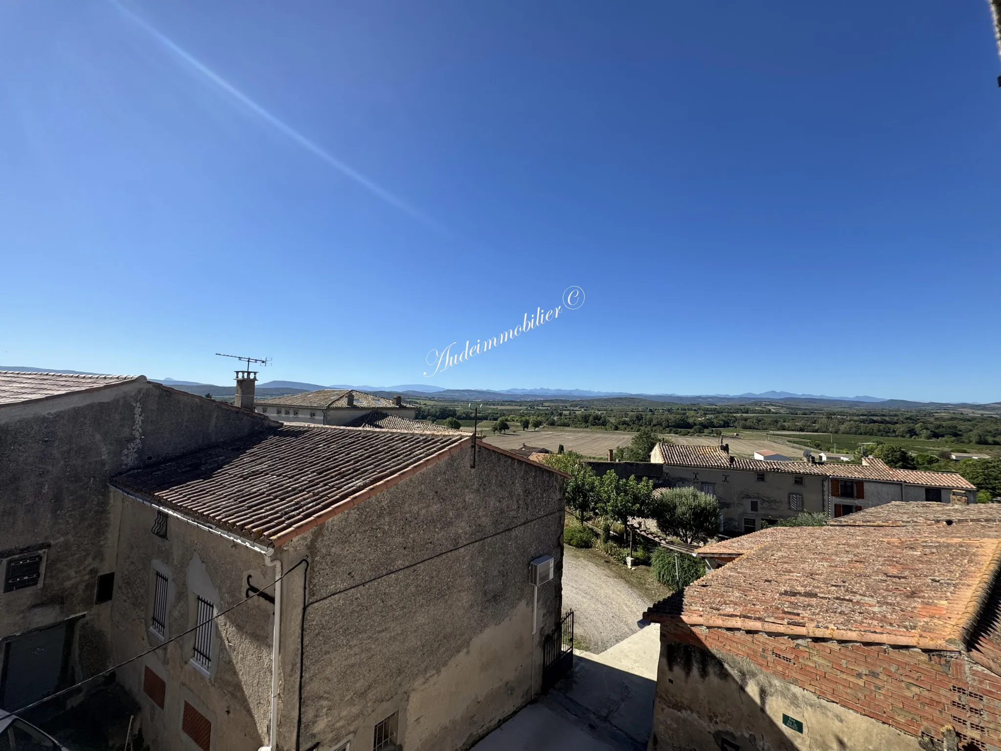 Immeuble de 3 appartements avec jardin et dépendances à Malvies, proche Limoux 