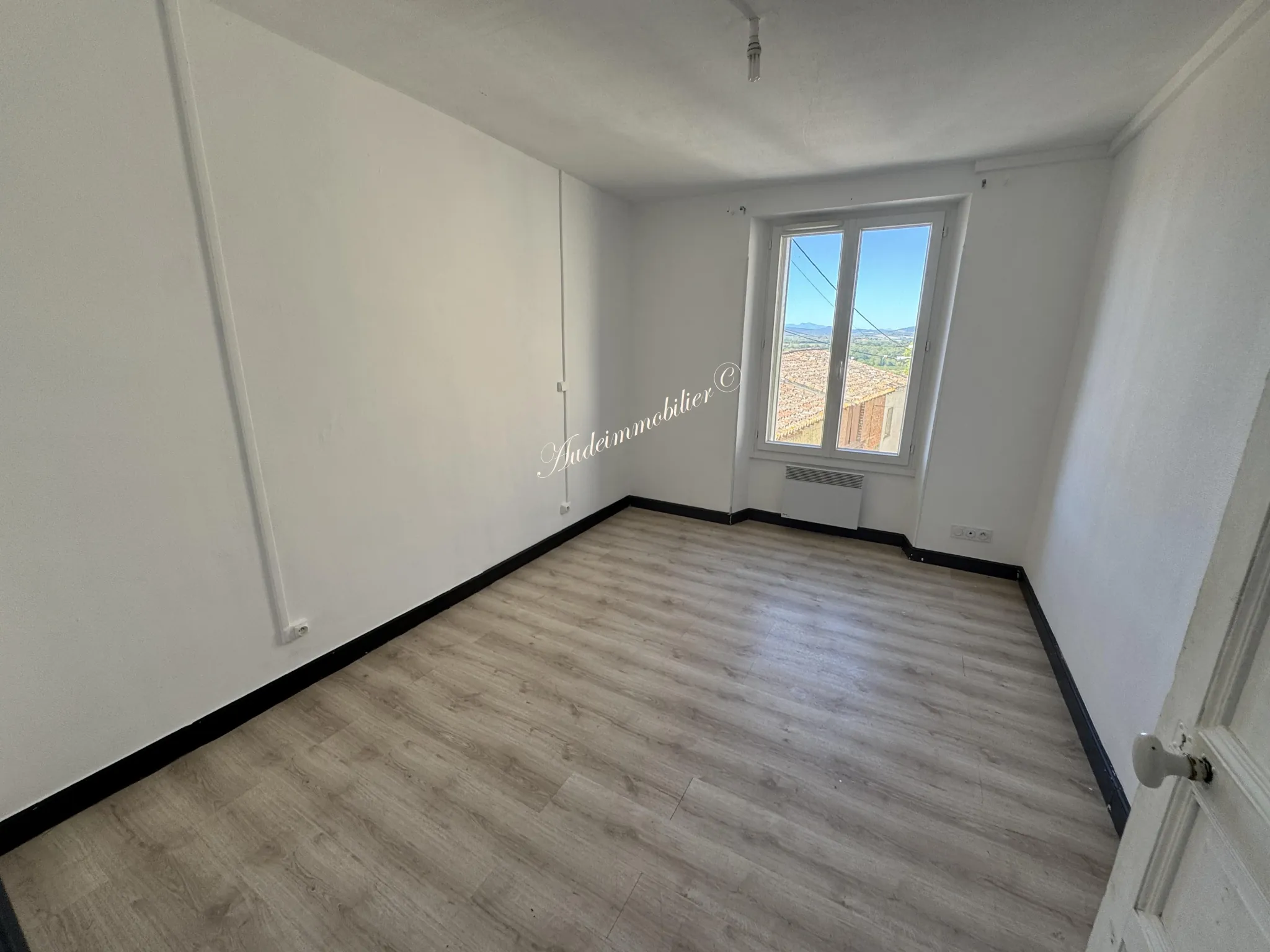 Immeuble de 3 appartements avec jardin et dépendances à Malvies, proche Limoux 