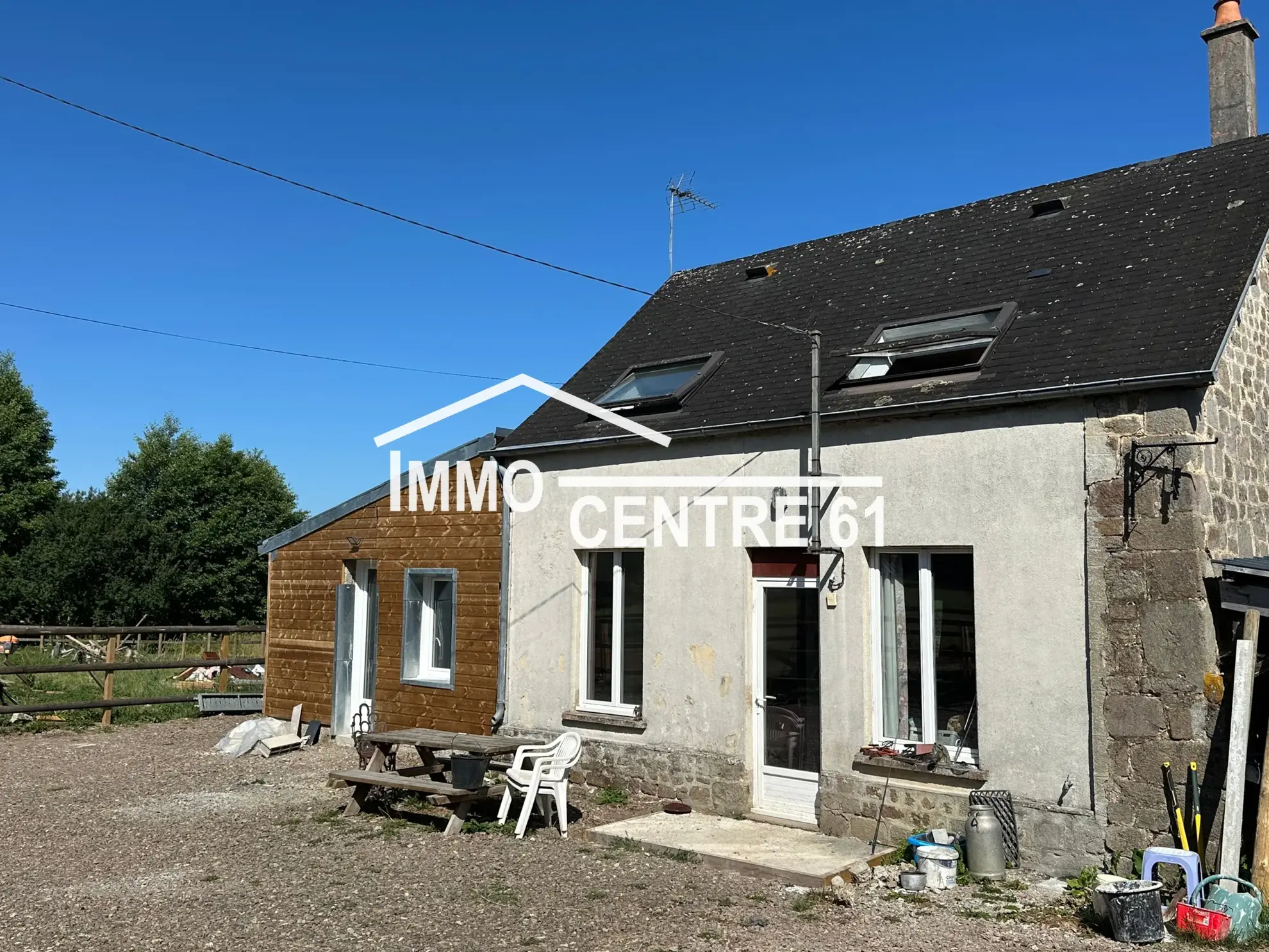 Maison à rénover avec dépendance en campagne à Menil-de-Briouze 