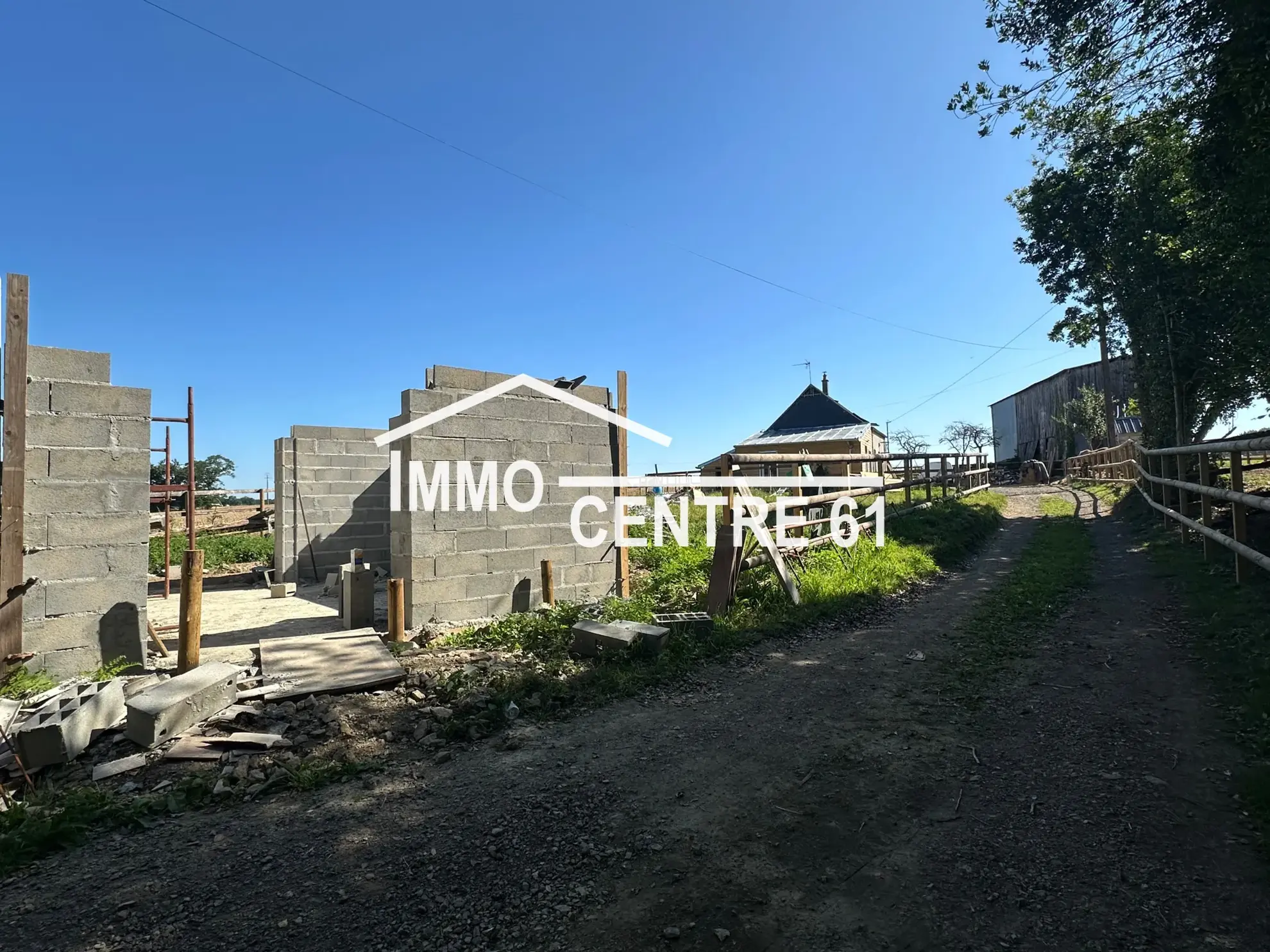 Maison à rénover avec dépendance en campagne à Menil-de-Briouze 