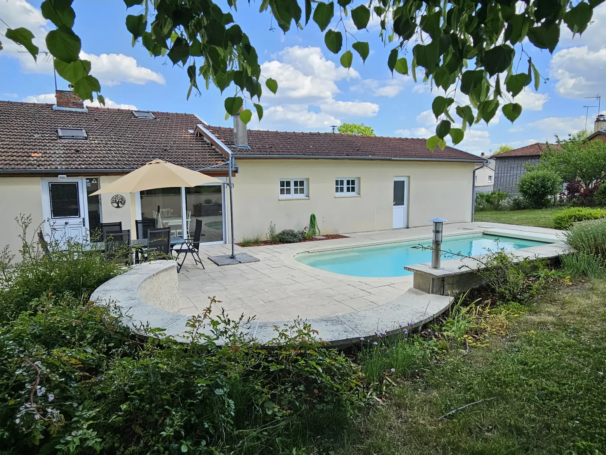Belle maison familiale avec piscine à Louvemont - 215 m², terrain de 1437 m² 