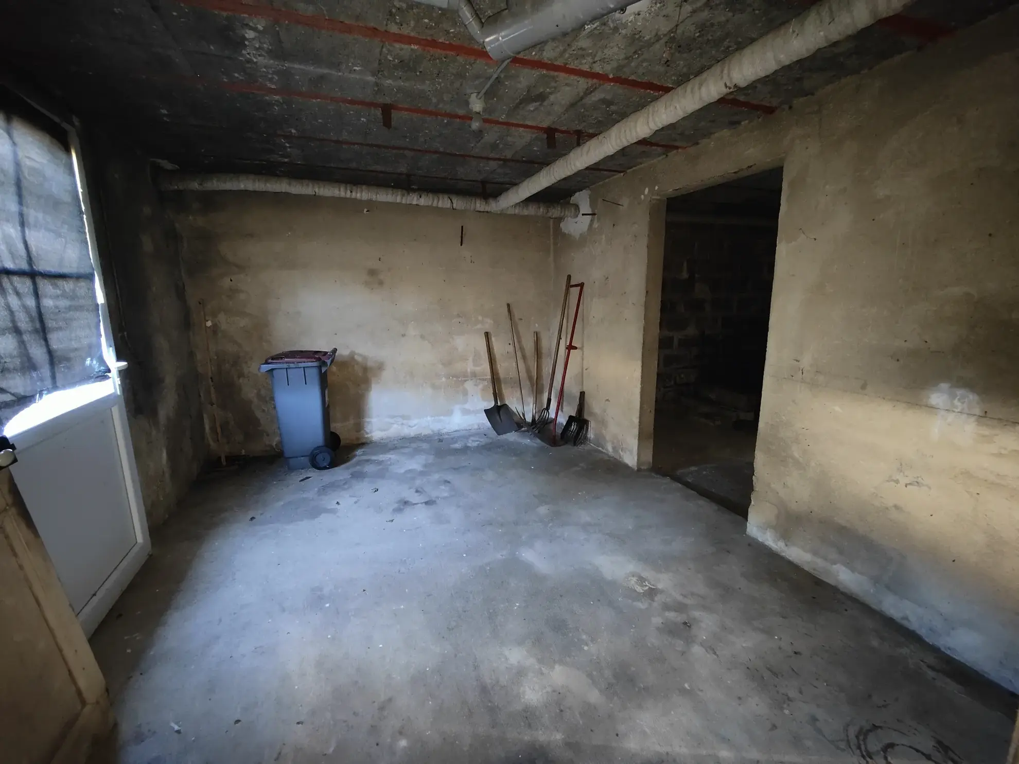 Maison à rénover à Migennes - Spacieux jardin, 3 chambres, proximité gare et centre-ville 