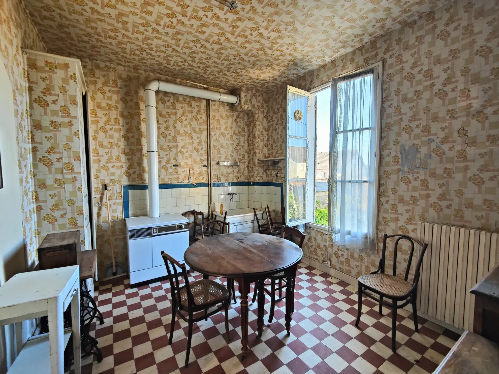 Maison à rénover à Migennes - Spacieux jardin, 3 chambres, proximité gare et centre-ville 