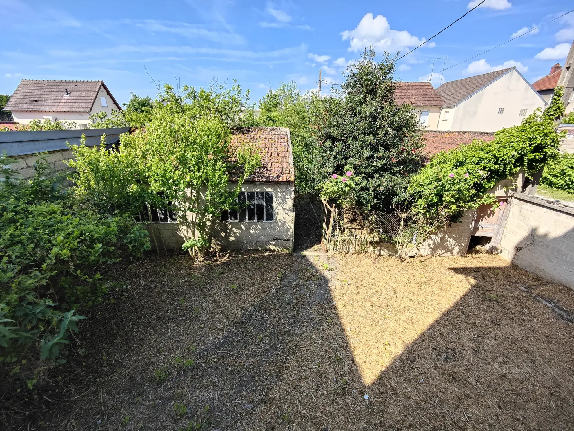 Maison à rénover à Migennes - Spacieux jardin, 3 chambres, proximité gare et centre-ville 