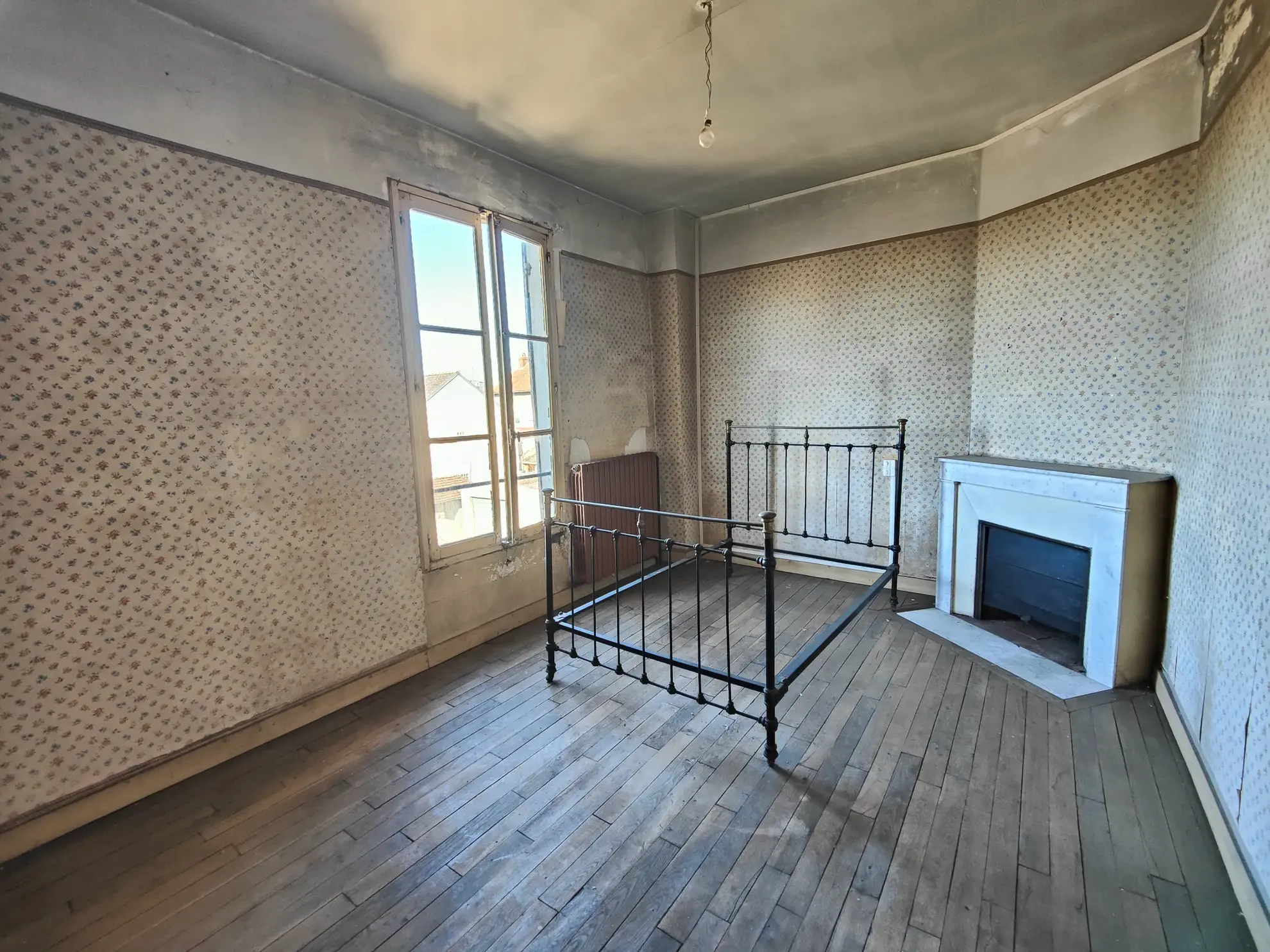 Maison à rénover à Migennes - Spacieux jardin, 3 chambres, proximité gare et centre-ville 