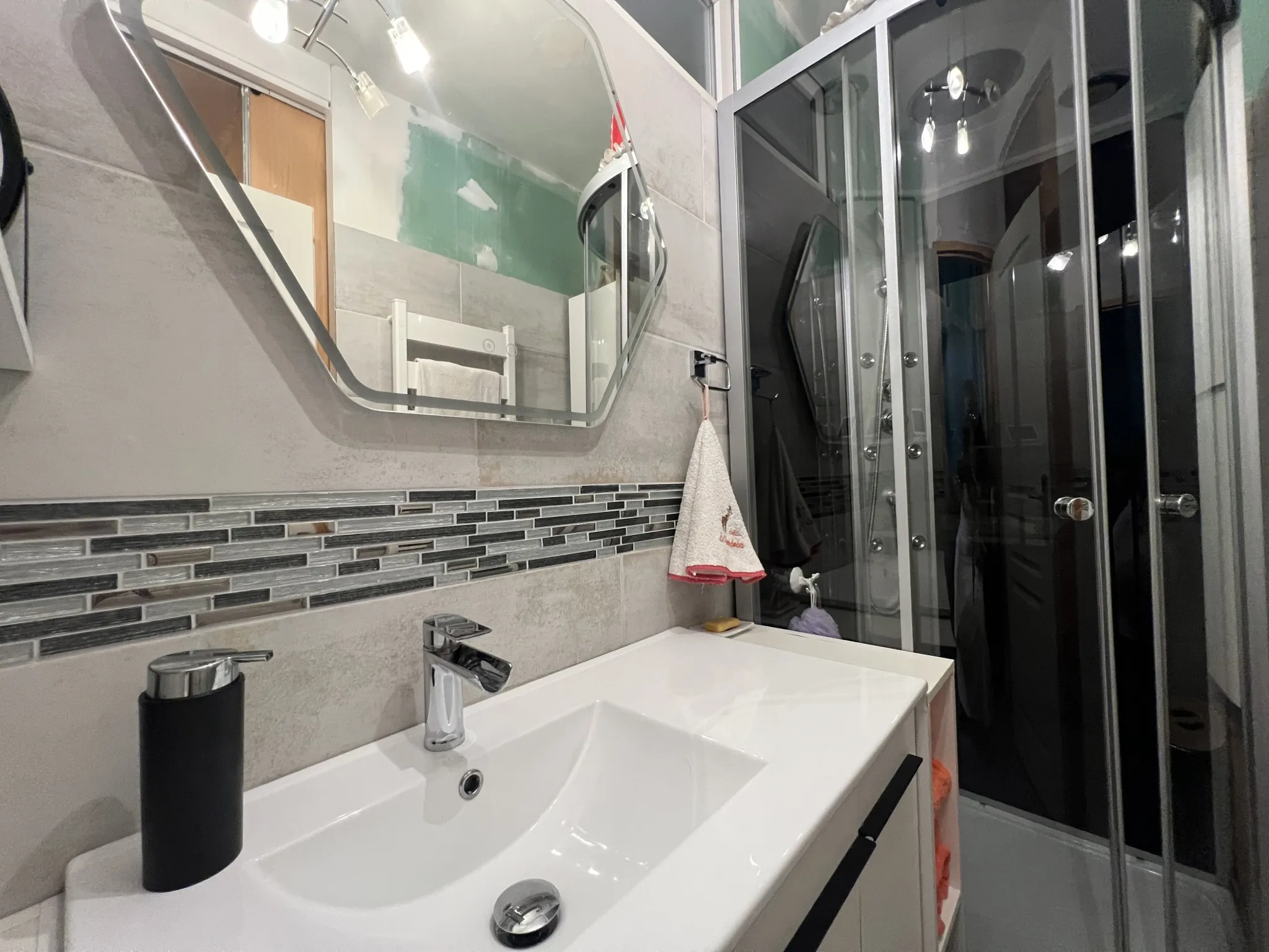 Charmant appartement de 48m² à La Chaume, proche commerces et quais, à personnaliser 