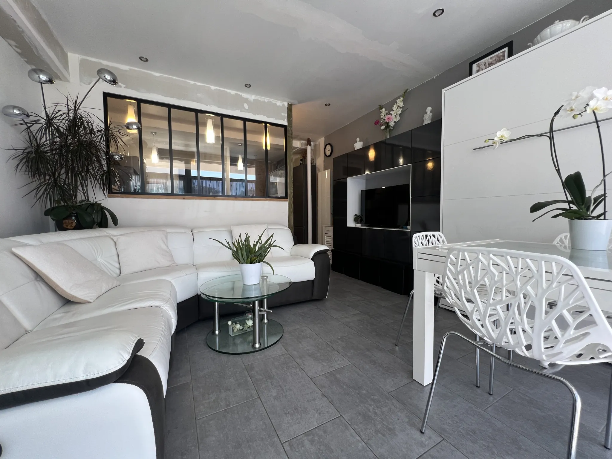 Charmant appartement de 48m² à La Chaume, proche commerces et quais, à personnaliser 