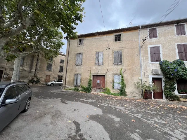 Maison à rénover de 120 m² avec garage et cour à Azille