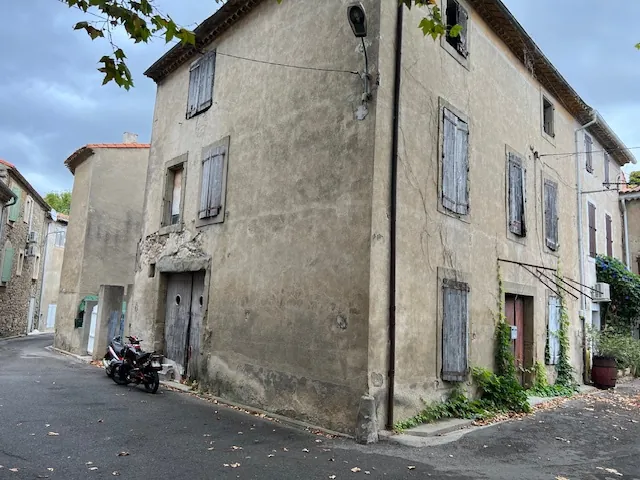 Maison à rénover de 120 m² avec garage et cour à Azille 