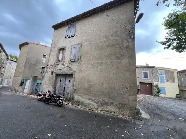 Maison à rénover de 120 m² avec garage et cour à Azille 