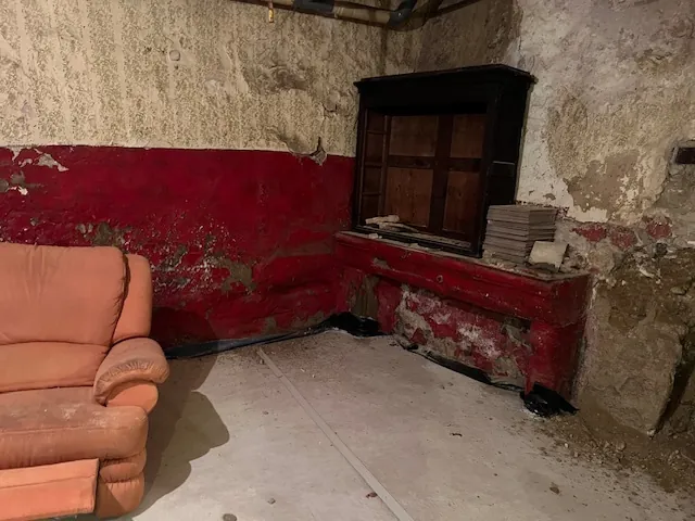 Maison à rénover de 120 m² avec garage et cour à Azille 