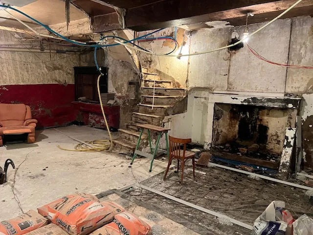 Maison à rénover de 120 m² avec garage et cour à Azille 