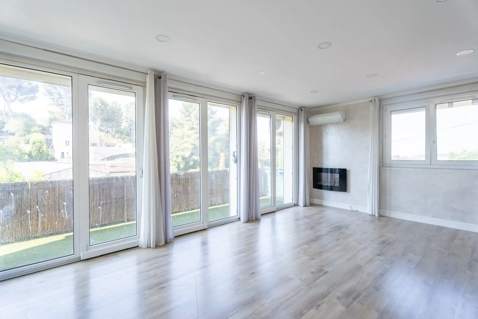 Haut de villa lumineuse avec terrasse et balcon à Eoures, Marseille 