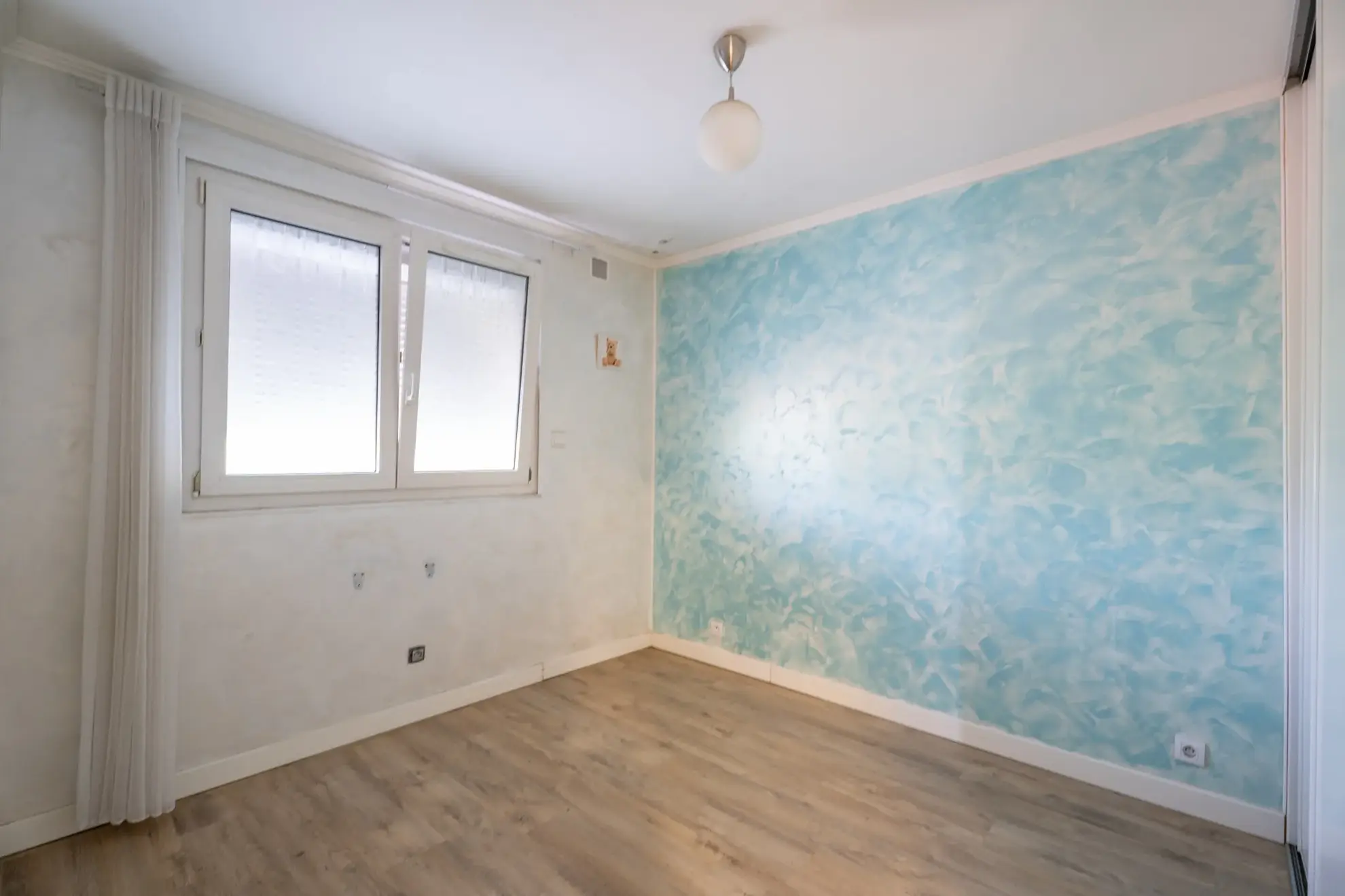 Haut de villa lumineuse avec terrasse et balcon à Eoures, Marseille 