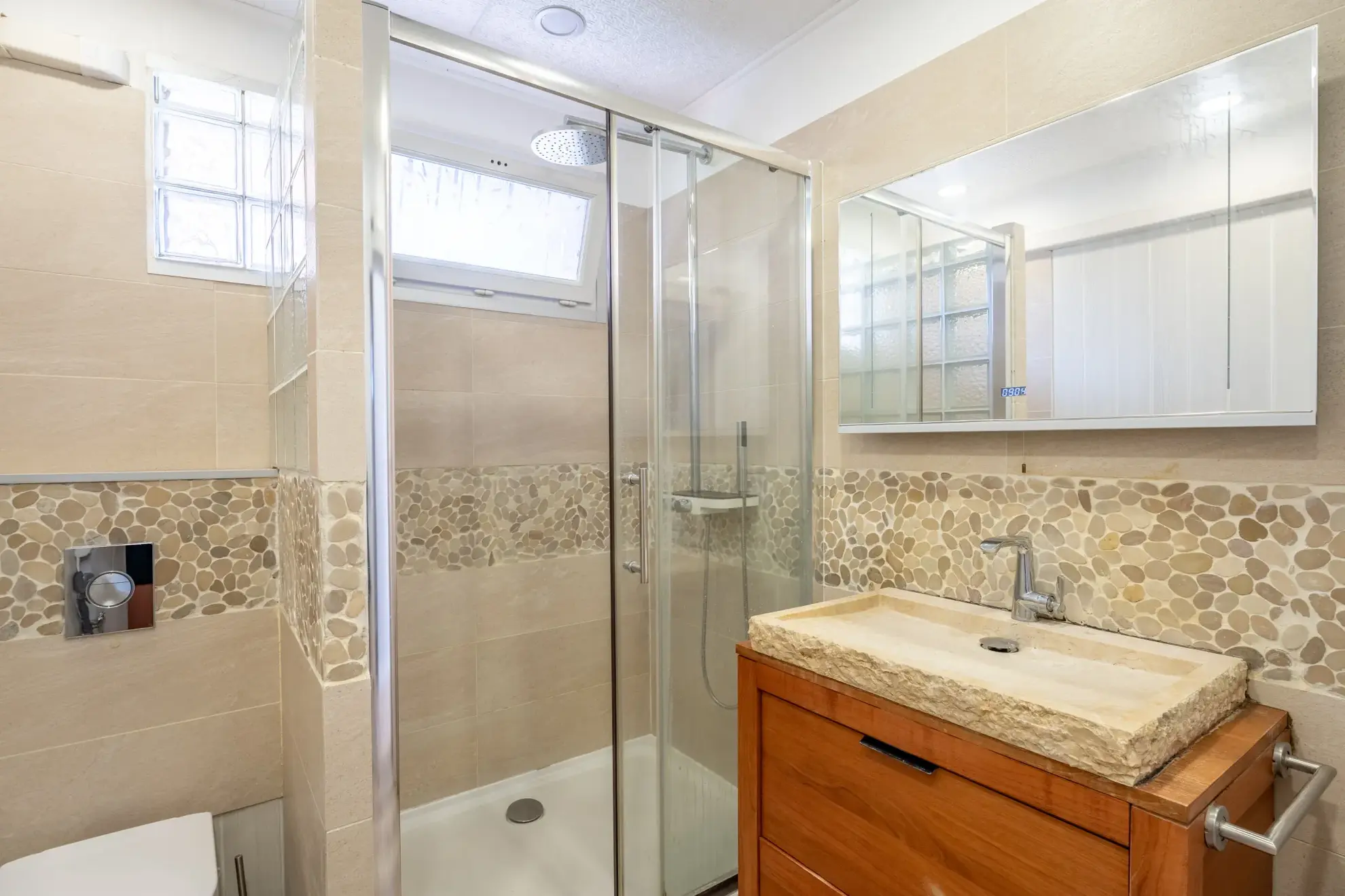 Haut de villa lumineuse avec terrasse et balcon à Eoures, Marseille 