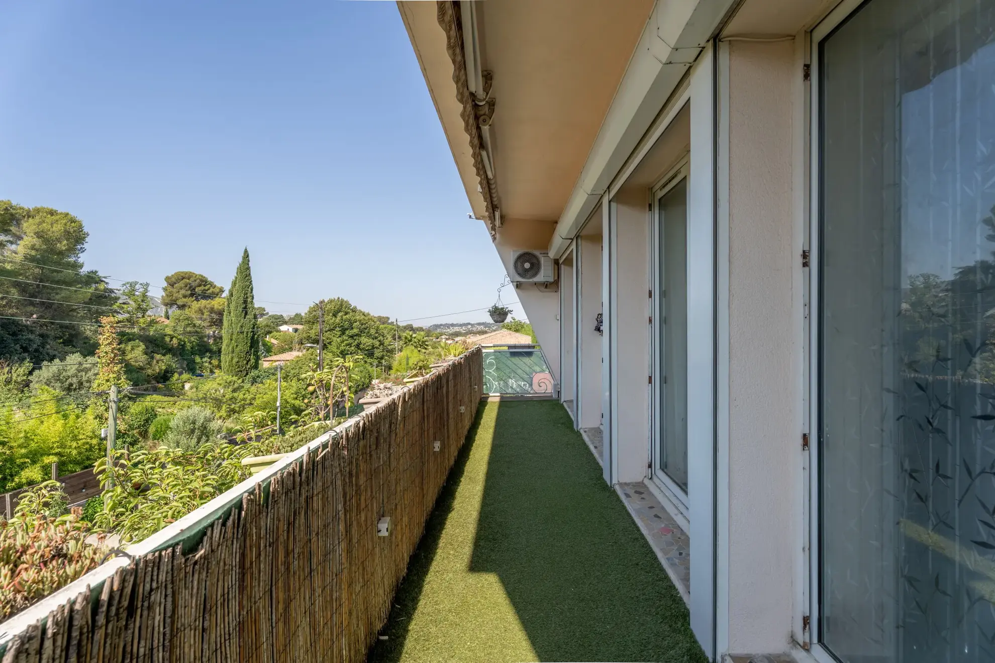 Haut de villa lumineuse avec terrasse et balcon à Eoures, Marseille 