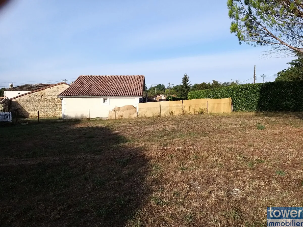 Terrain constructible de 827 m² à Garat, proche Soyaux, idéal pour une maison de plain-pied 