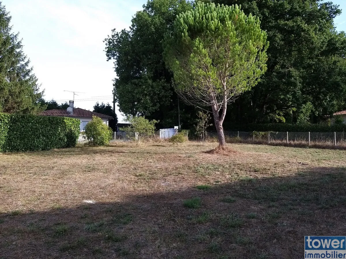 Terrain constructible de 827 m² à Garat, proche Soyaux, idéal pour une maison de plain-pied 