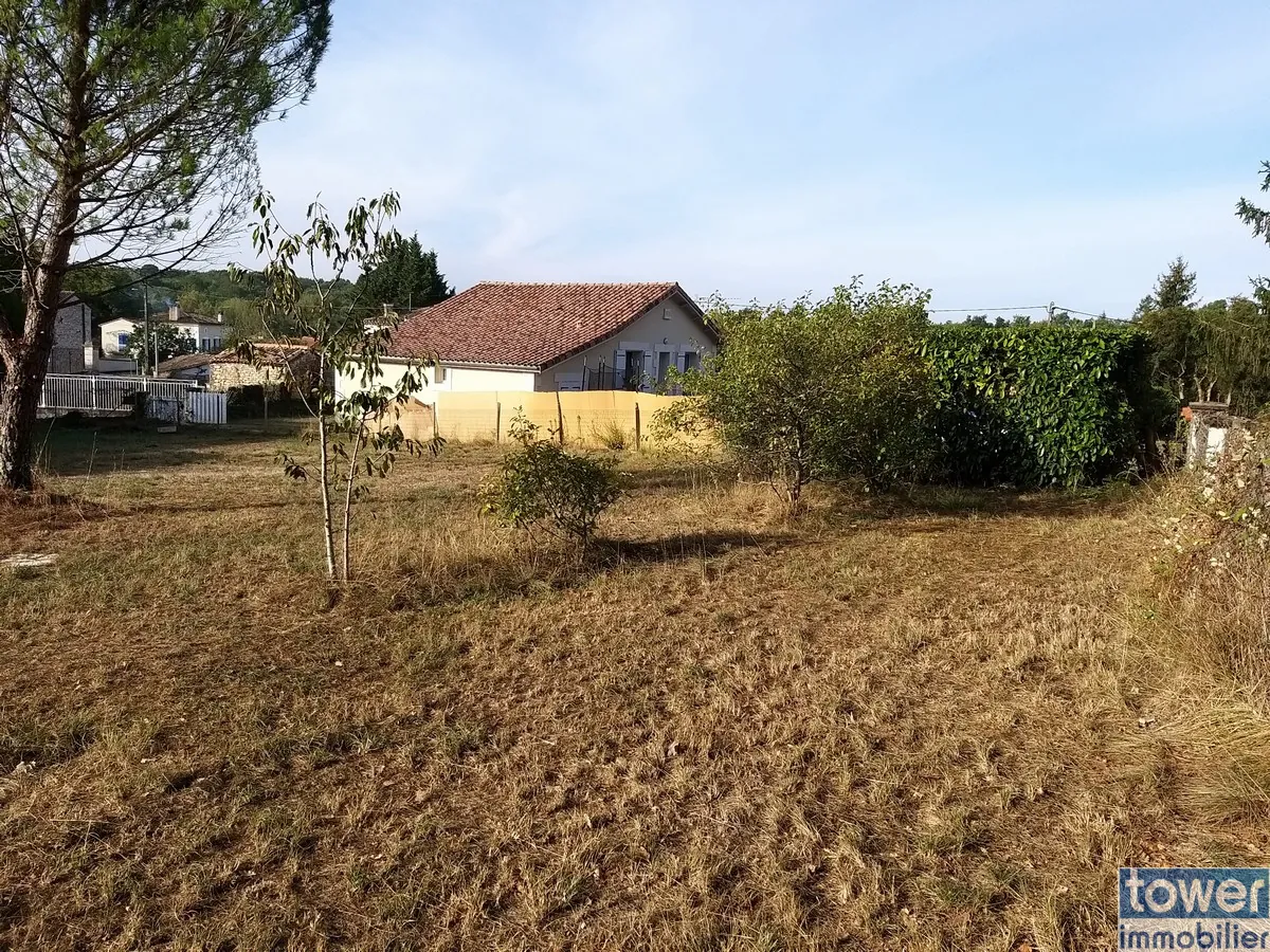Terrain constructible de 827 m² à Garat, proche Soyaux, idéal pour une maison de plain-pied 