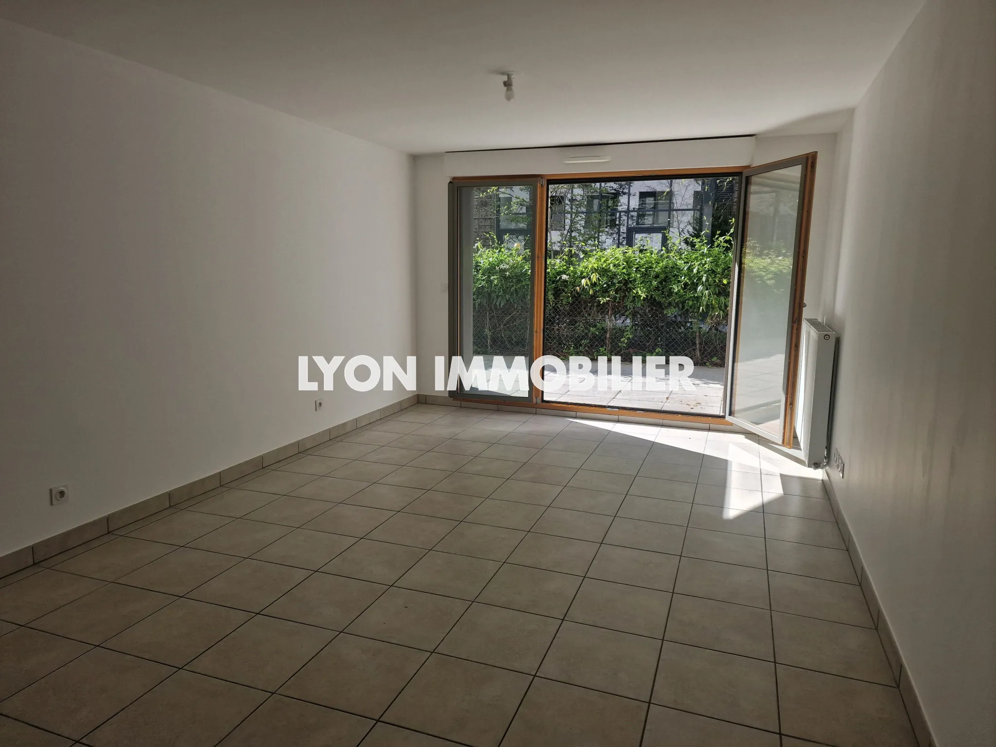 A vendre appartement T3 avec jardin et garage dans le 8e Lyon, résidence récente 