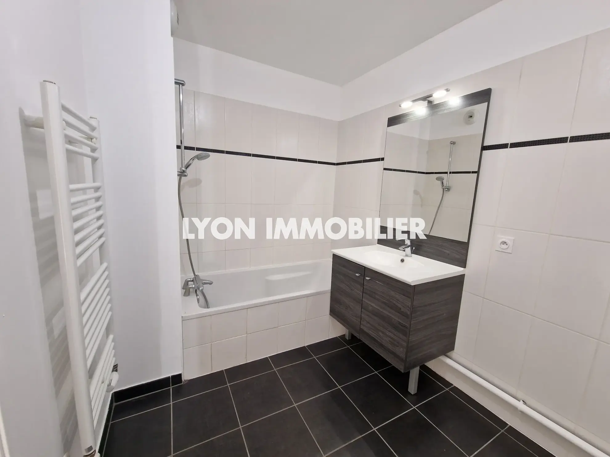 A vendre appartement T3 avec jardin et garage dans le 8e Lyon, résidence récente 