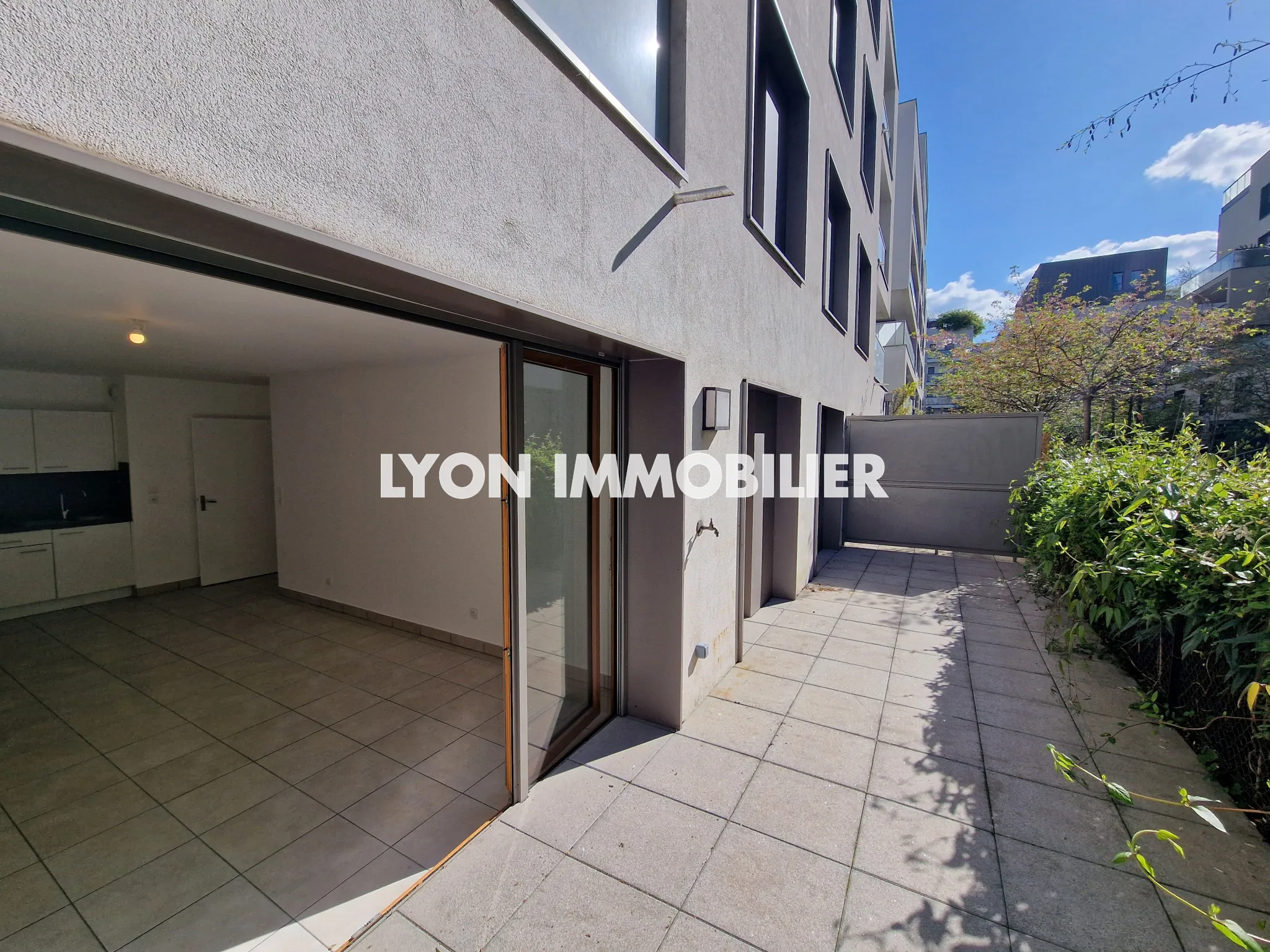 A vendre appartement T3 avec jardin et garage dans le 8e Lyon, résidence récente