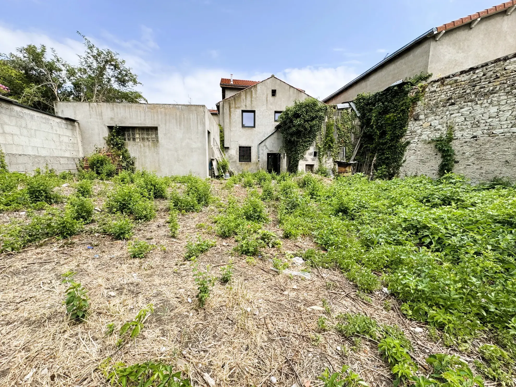 Maison lumineuse avec potentiel de 240m² à Cournon d'Auvergne - Garage et jardin