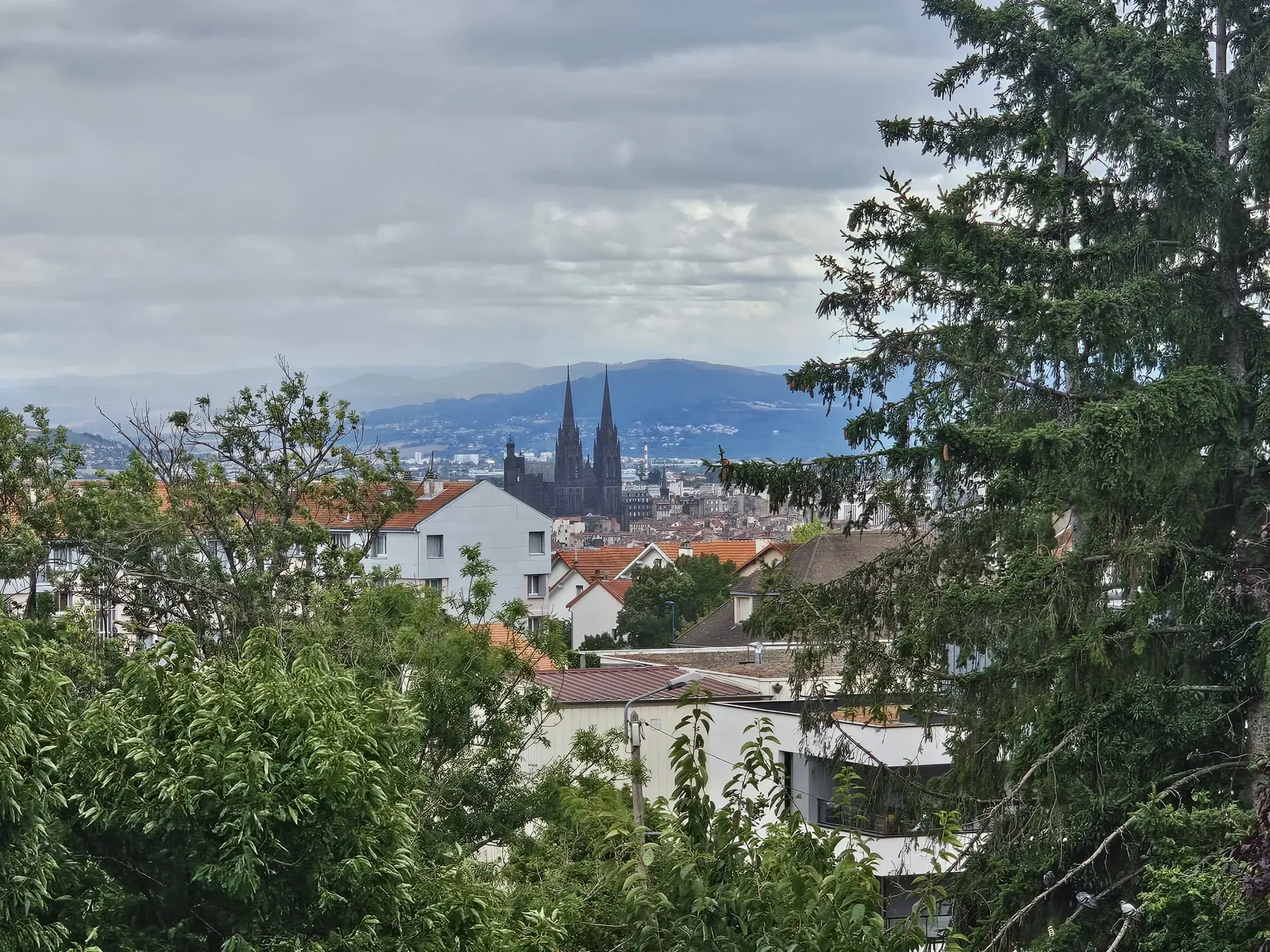 Appartement 5 pièces avec terrasse, loggia, cave et garage à Clermont-Ferrand 