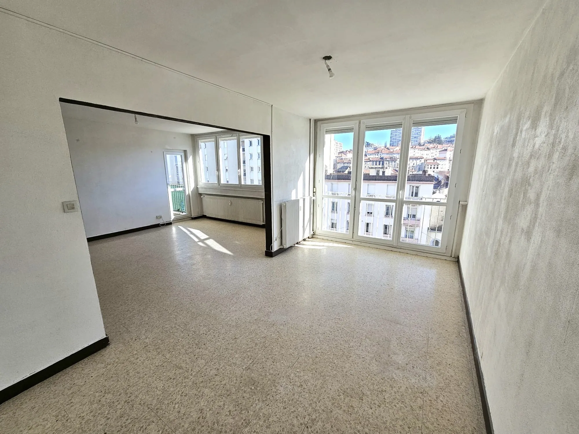 Appartement Traversant F4 à Saint-Étienne Valbenoîte avec Balcon et Cave 
