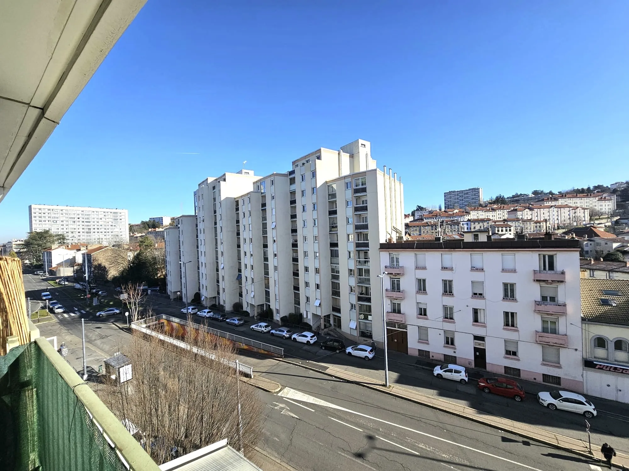 Appartement Traversant F4 à Saint-Étienne Valbenoîte avec Balcon et Cave 