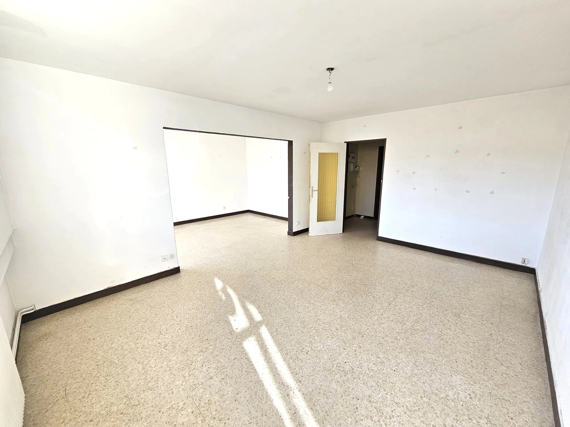 Appartement Traversant F4 à Saint-Étienne Valbenoîte avec Balcon et Cave 