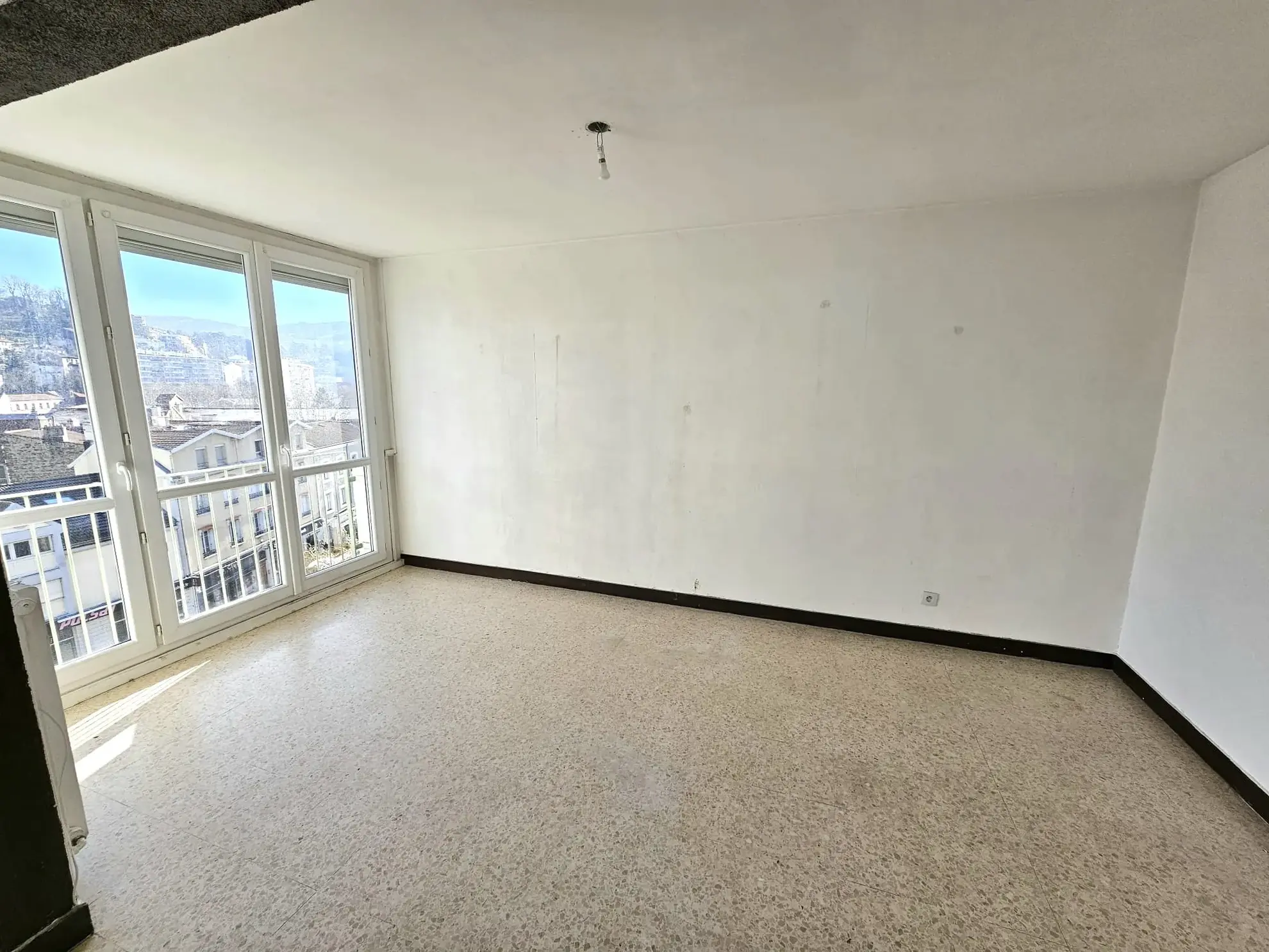 Appartement Traversant F4 à Saint-Étienne Valbenoîte avec Balcon et Cave 