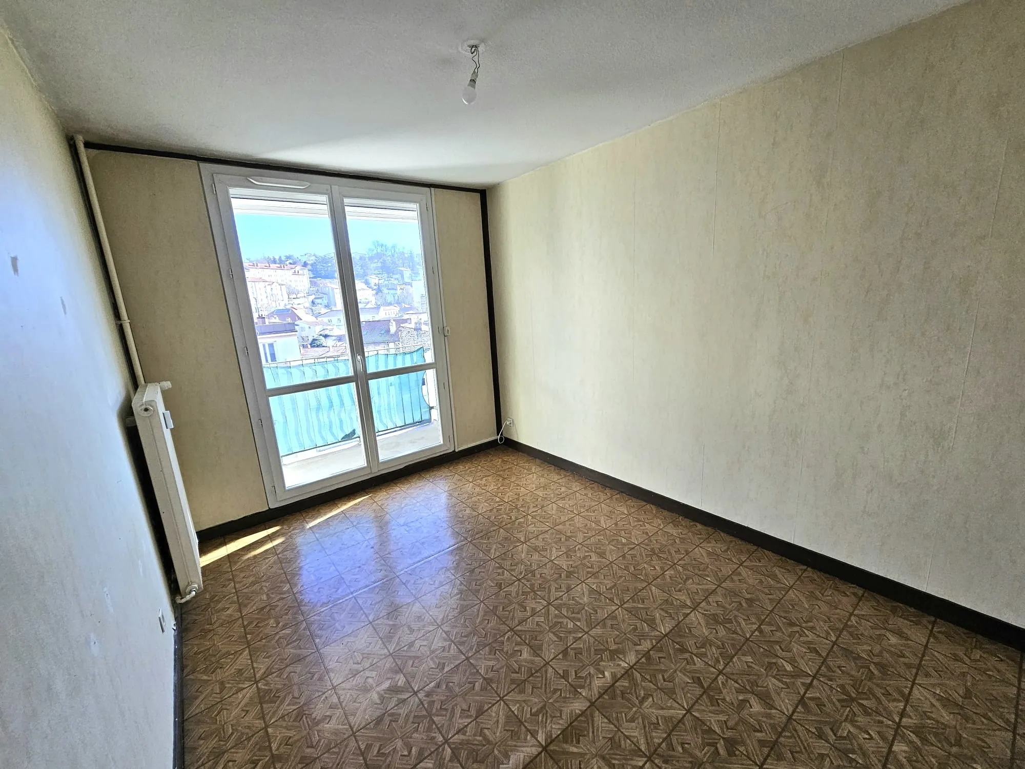 Appartement Traversant F4 à Saint-Étienne Valbenoîte avec Balcon et Cave 
